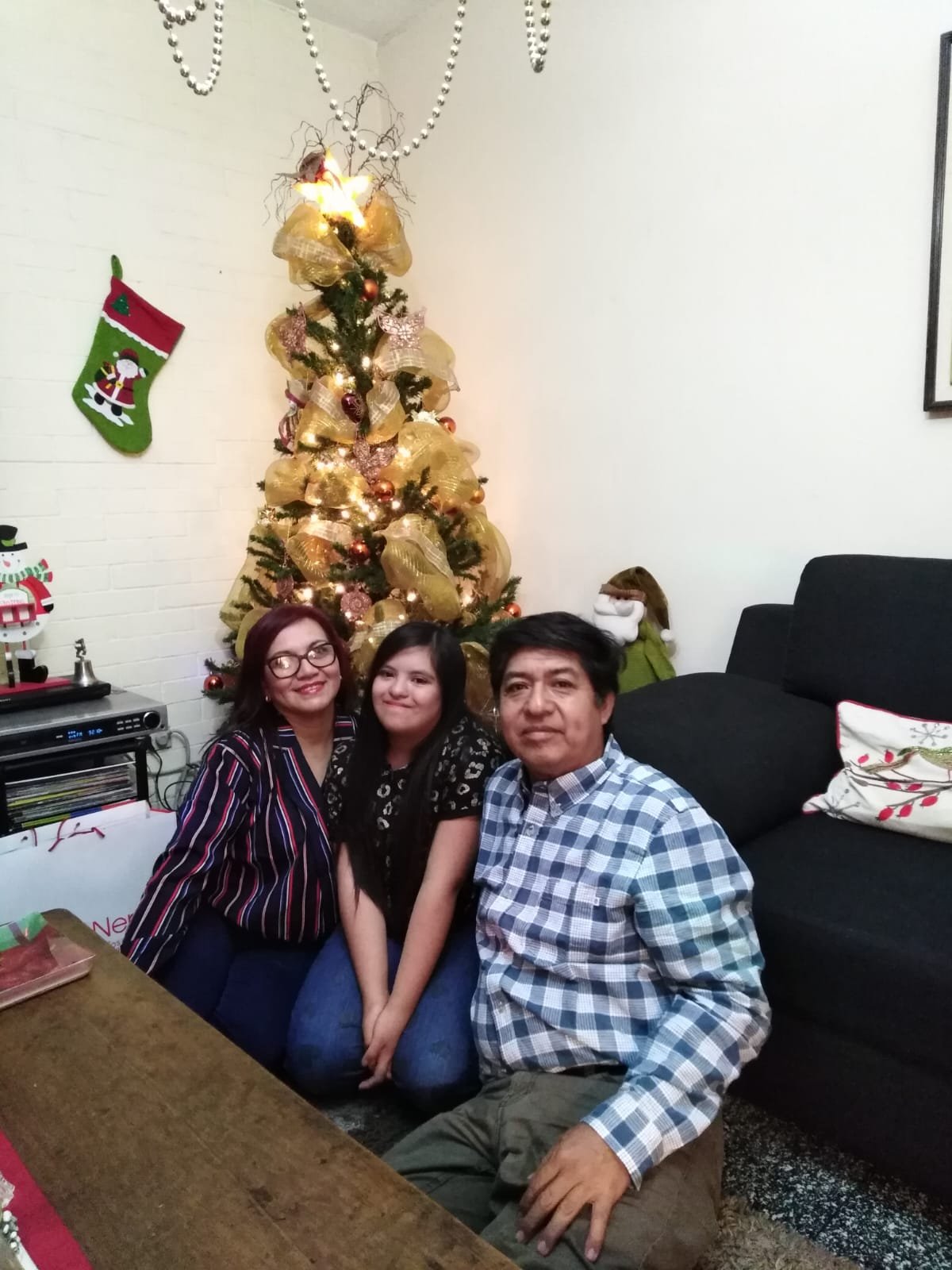  Meilng junto a sus padres, Ingrid Lee y Miguel Tzoc. Foto: Karen Lee. 